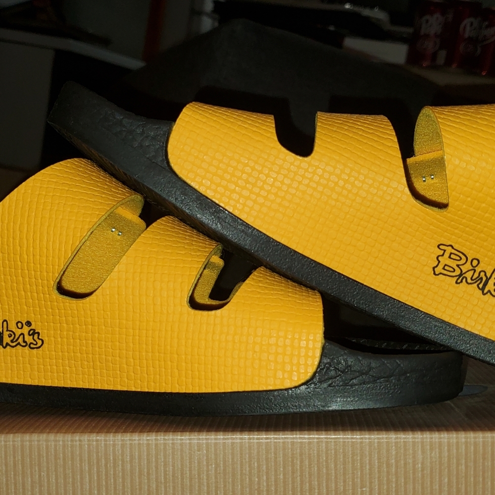 Yellow and black Tobagos size 43 10 mens